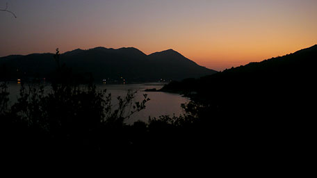 Look back the silhouette of Lo Yan Shan